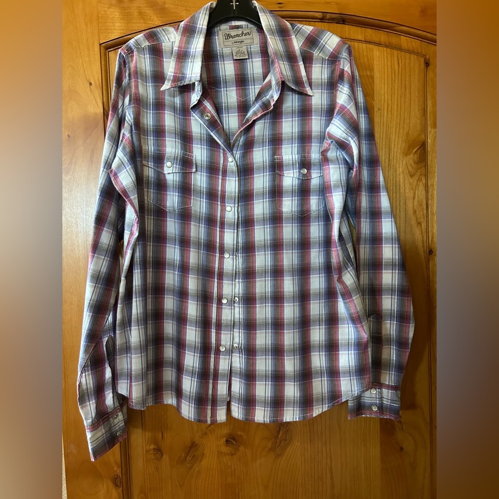 Women’s western button shirt. Long sleeves. Pearl snap closures. Wrangler Brand